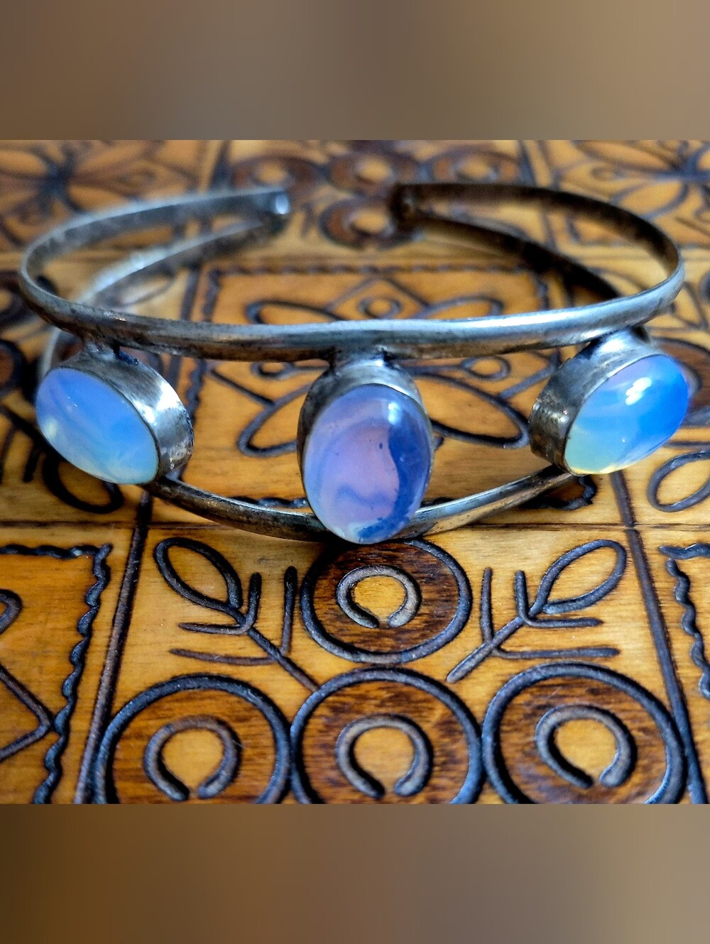 🧚‍♀️HP🧚‍♂️Artisan Genuine Opalite Oval Tri-Stone Silver Cuff Bracelet
